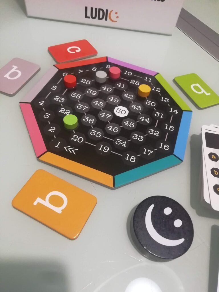 Tabellone ed alcuni materiali di gioco