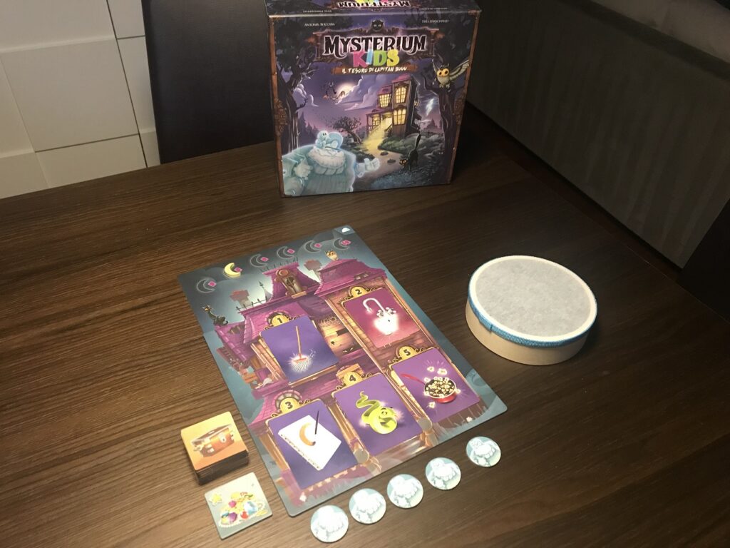 La recensione di Mysterium Kids: il Tesoro di Capitan Buu, il nuovo gioco deduttivo per bambini della serie Mysterium.