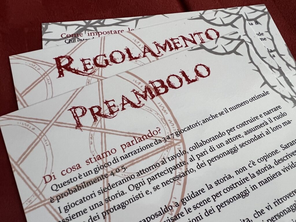 1 scheda di Preambolo e 2 di Regolamento: possono sembrare poche, ma contengono davvero tutto ciò che vi serve sapere per iniziare a giocare subito.