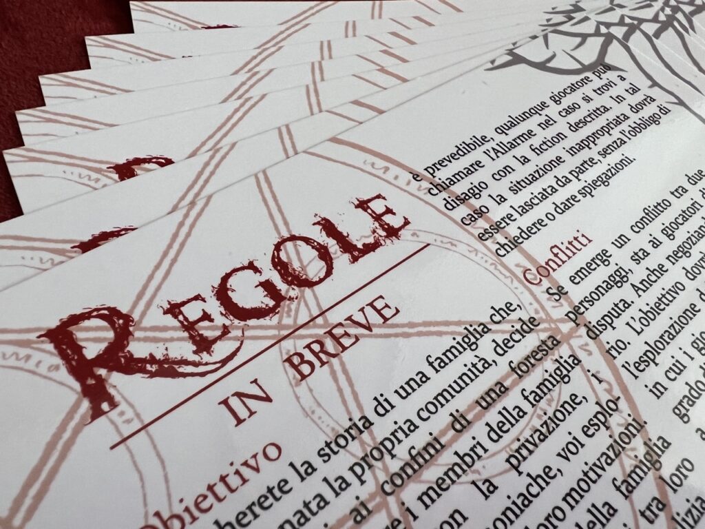 Una scheda per giocatore contiene il riassunto delle regole: ottima cosa sia per i neofiti che per i giocatori di ruolo più navigati!