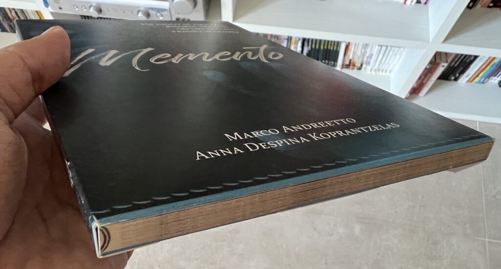 Un esempio della cura estrema per ogni particolare in Memento: la stessa stampa sulla scatola di gioco riproduce il diario dei Protagonisti