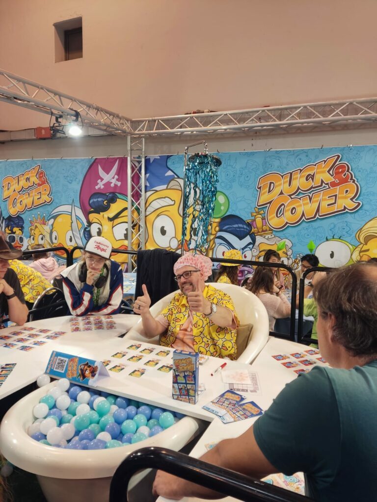 Un idolo nella vasca di palline
