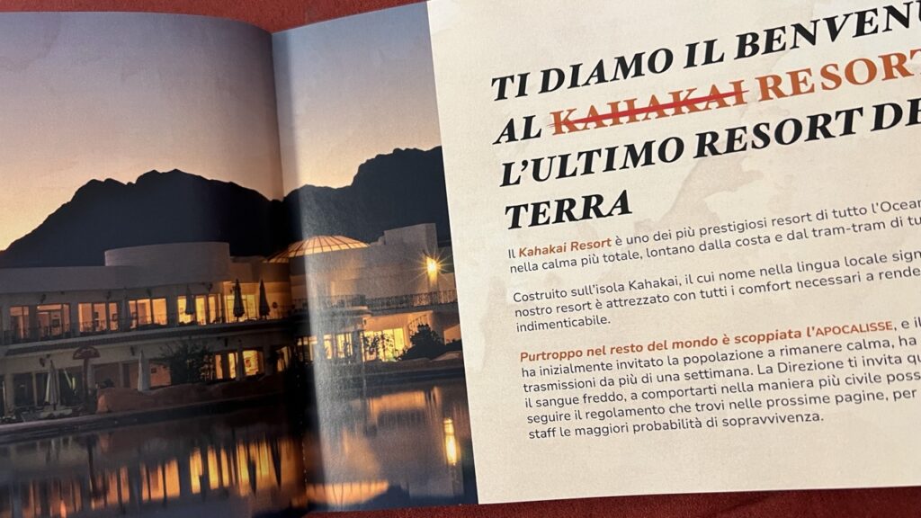 La scelta di far sembrare il manuale di gioco un depliant del resort tropicale che funge da ambientazione principale del gioco è geniale e funziona benissimo