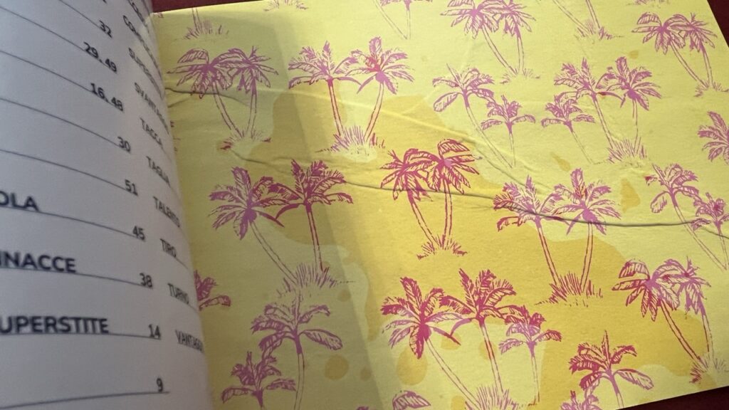 Seconda e terza di copertina in stile tappezzeria a tema...non voglio sapere da dove vengano quelle macchie però.