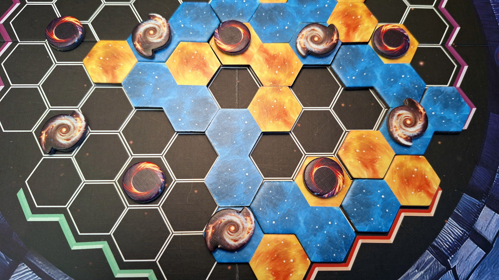 Orion Duel - Ora le 4 galassie fanno parte di una catena ininterrotta di esagoni blu