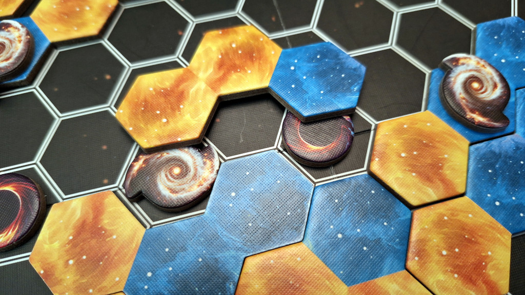 Orion Duel - Con questa mossa l'arancione prende una galassia e rifila un buco nero