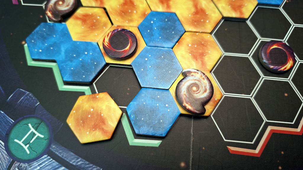 Orion Duel - Il blu pensava di aver tagliato fuori l'arancione, ma non è così. Avrebbe pure voluto collegarlo al buco nero sulla destra, ma era ancora troppo distante.