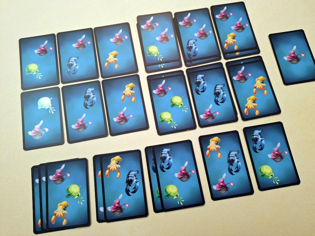 Scatti negli Abissi – Tutte le carte con la rana pescatrice rosa